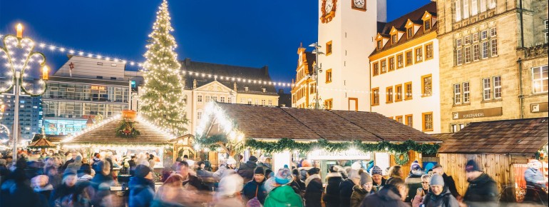 Der Weihnachtsmarkt vor dem Rathaus begeistert jedes Jahr die Besucher.