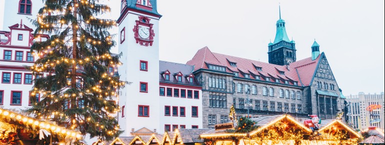 In der Adventszeit sind um das Rathaus, in der Inneren Klosterstraße und am Düsseldorfer Platz zahlreiche Stände aufgebaut.