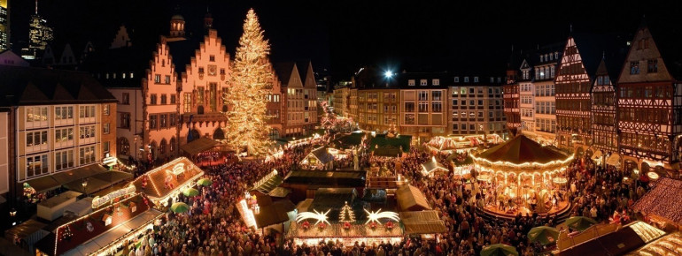 Blick über den Weihnachtsmarkt am Abend