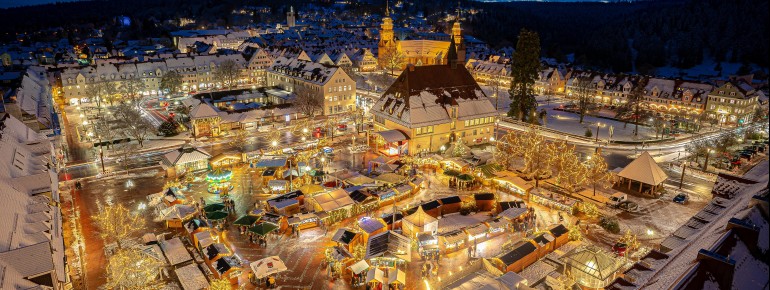 Der Weihnachtsmarkt in Freudenstadt findet jährlich auf dem größten Marktplatz in Deutschland statt.