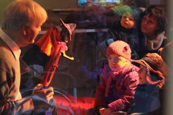 Puppenspiel in der Weihnachtsmarktkrippe