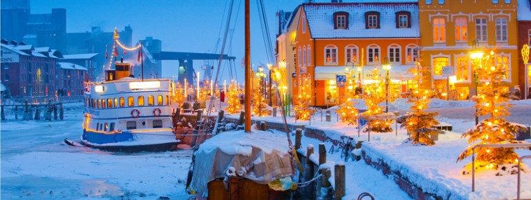 Der Duft von gebrannten Mandeln und Glühwein zieht durch die Gassen der Nordsee-Hafenstadt Husum.