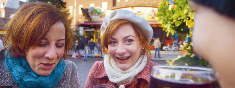 Bei einem Glühwein kannst du dich am Weihnachtsmarkt aufwärmen.