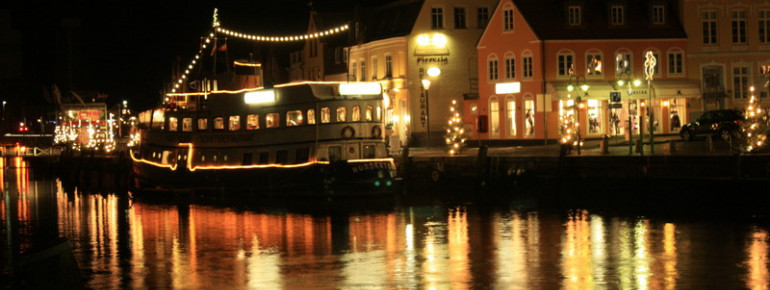 In der Vorweihnachtszeit laden die festlich geschmückten Häuser nach Husum ein.