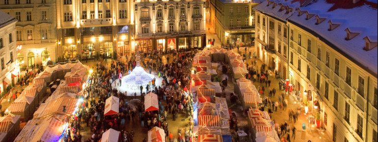 Bereits traditionell im Dezember werden die Marktplätze durch eine zauberhafte Weihnachtsatmosphäre belebt.