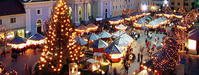 Lichterketten tauchen die Gassen der Bischofsstadt Brixen zur Weihnachtszeit in warmes Licht.