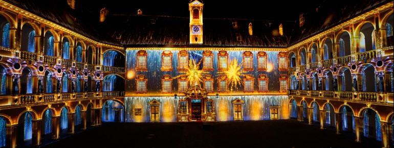 Im prachtvollen Innenhof der Hofburg kreiert die einzigartige Licht- und Musikshow „Solimans Traum“ mit modernster Mapping-Technik eine magische Atmosphäre.