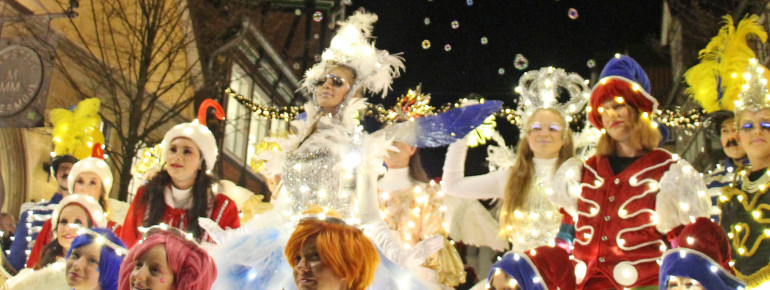 Am ersten Adventswochenende findet eine Lichter-Parade statt.