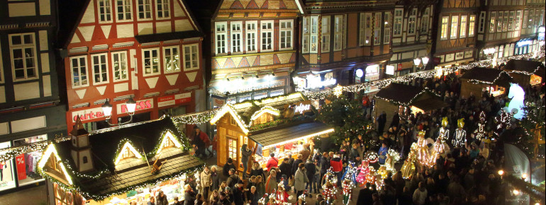 Es gibt zahlreiche Stände mit kunsthandwerklichen Gegenständen, Weihnachtsschmuck oder kulinarischen Spezialitäten.