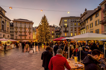 Der Weihnachtsmarkt ist auf verschiedene Standorte in der Stadt verteilt.