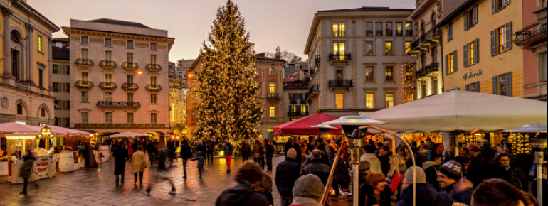 Der Weihnachtsmarkt ist auf verschiedene Standorte in der Stadt verteilt.