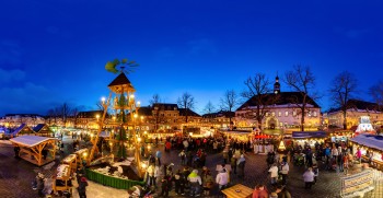 Die Eisarena, die große Pyramide und zahlreiche Adventshütten verwandeln den historischen Marktplatz der Renaissancestadt in der Adventszeit in ein stimmungsvolles Wintererlebnis.
