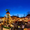 Die Eisarena, die große Pyramide und zahlreiche Adventshütten verwandeln den historischen Marktplatz der Renaissancestadt in der Adventszeit in ein stimmungsvolles Wintererlebnis.