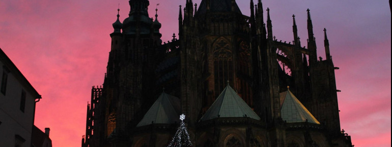 Der mächtige Veitsdom auf der Prager Burg bietet die perfekte Kulisse für einen weiteren Weihnachtsmarkt.