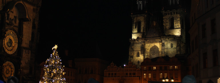 Die astronomische Uhr, der Weihnachtsbaum und die berühmte Teynkirche.