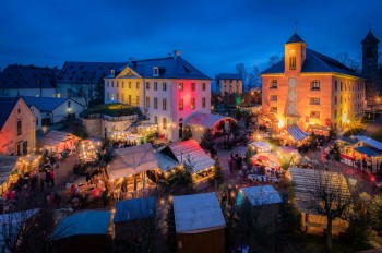 Vor der Kulisse des historischen Festungsensembles zelebrieren handgezimmerte Stände, handgemalte Schilder und handgemachte Musik das Weihnachtsgefühl vergangener Tage.