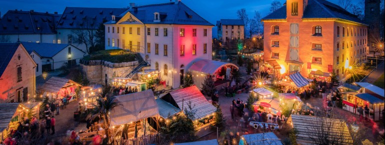 Vor der Kulisse des historischen Festungsensembles zelebrieren handgezimmerte Stände, handgemalte Schilder und handgemachte Musik das Weihnachtsgefühl vergangener Tage.