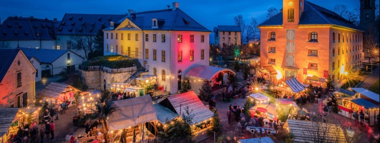 Vor der Kulisse des historischen Festungsensembles zelebrieren handgezimmerte Stände, handgemalte Schilder und handgemachte Musik das Weihnachtsgefühl vergangener Tage.
