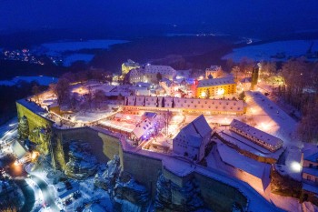 Hoch über dem Elbtal öffnet der Weihnachtsmarkt auf dem Plateau der Festung Königstein – in außergewöhnlicher Lage und mit weitem Blick über die Sächsische Schweiz.