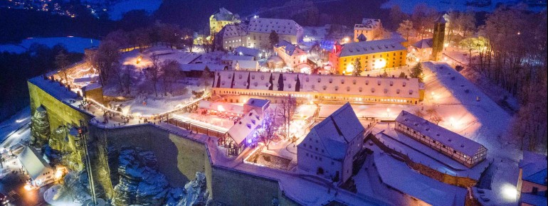 Hoch über dem Elbtal öffnet der Weihnachtsmarkt auf dem Plateau der Festung Königstein – in außergewöhnlicher Lage und mit weitem Blick über die Sächsische Schweiz.