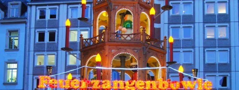 Die Feuerzangenbowlen-pyramide auf dem Nikolaikirchhof
