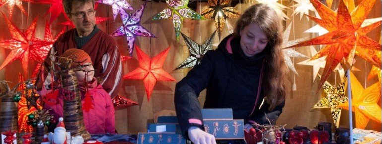 Während kleine Gäste das Schattenkino entdecken, schlendern Erwachsene gemütlich von Stand zu Stand