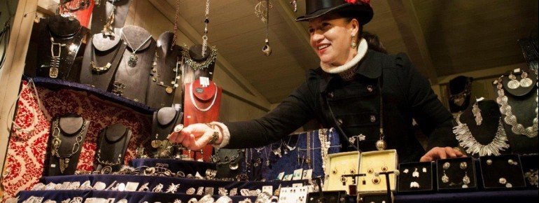 Im Innenhof der Burg stellen Kunsthandwerker ihr Können zur Schau