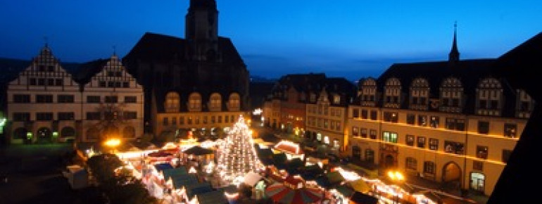 Der Duft von Glühwein und gebrannten Mandeln verbreitet sich auf dem Platz.