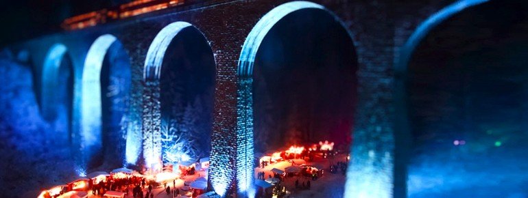 Der Markt findet unter dem Viadukt der Höllentalbahn statt.