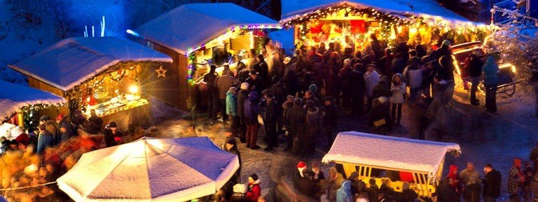 Im Hüttendorf unterhalb des Viadukts über die Ravennaschlucht bieten über 40 Aussteller ihre Produkte an