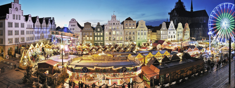 Buntes Treiben auf dem Neuen Markt in Rostock.