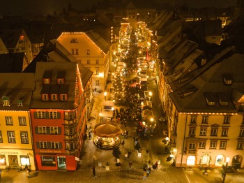 Umgeben von historischen Gebäuden befindet sich der Rottweiler Weihnachtsmarkt in der Fußgängerzone.