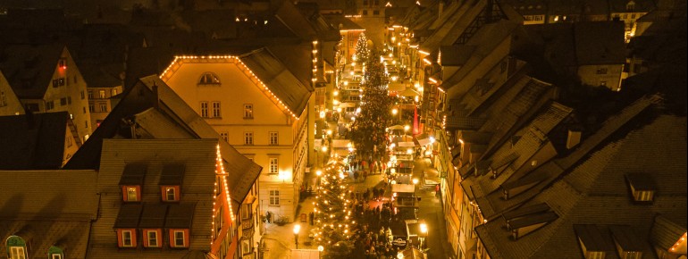 Umgeben von historischen Gebäuden befindet sich der Rottweiler Weihnachtsmarkt in der Fußgängerzone.