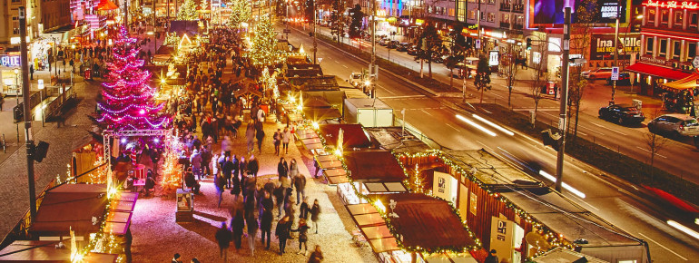 Blick auf Santa Pauli am St. Pauli Spielbudenplatz. Direkt benachbart befindet sich die Reeperbahn.