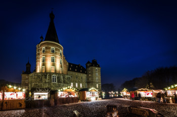 Vor dem Schloss Merode wird das idylische Weihnachtsdorf jedes Jahr aufgebaut.