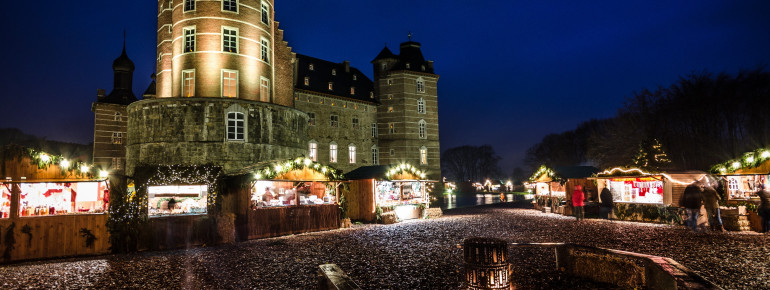 Vor dem Schloss Merode wird das idylische Weihnachtsdorf jedes Jahr aufgebaut.