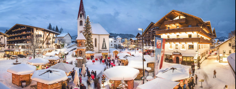 Der Weihnachtsmarkt in Seefeld findet in der Fußgängerzone statt.
