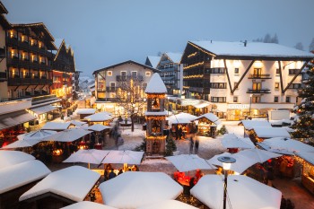 Weihnachtsmarkt Seefeld mit beleuchteten Turm