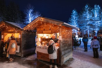 Leutascher Christkindlmarkt mit beleuchteten Bäumen