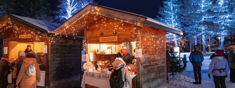 Leutascher Christkindlmarkt mit beleuchteten Bäumen