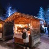 Leutascher Christkindlmarkt mit beleuchteten Bäumen