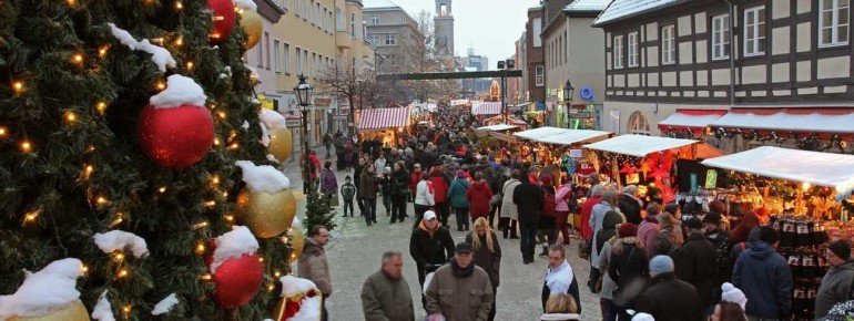Die festlich geschmückten Buden laden zum Bummeln ein.