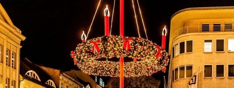 Am Abend ist alles weihnachtlich beleuchtet.