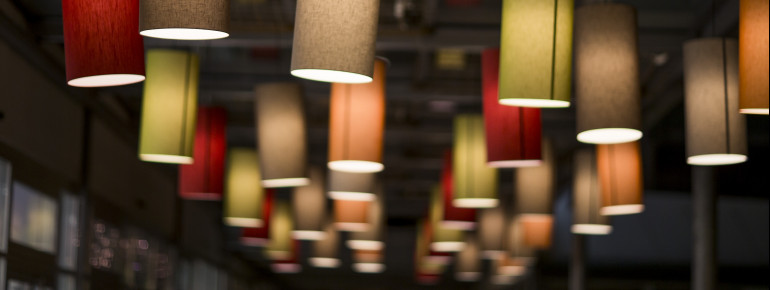 Bunte Lichter lassen die Fußgängerzone von Lana in weihnachtlichem Glanz erstrahlen.