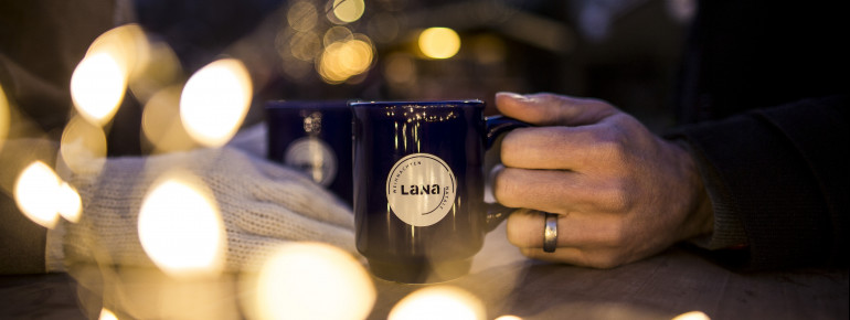 Bei einem Glühwein kannst du die Ruhe der Vorweihnachtszeit genießen.