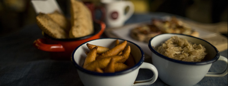 Viele regionale Leckereien gibt es am Sterntaler Weihnachtsmarkt in Lana.