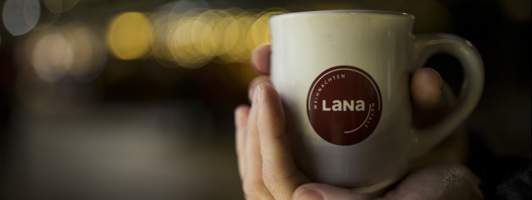 Bei einem Glas dampfenden Glühwein oder Sterntalergetränk verschindet die Kälte gleich aus den Gliedern.