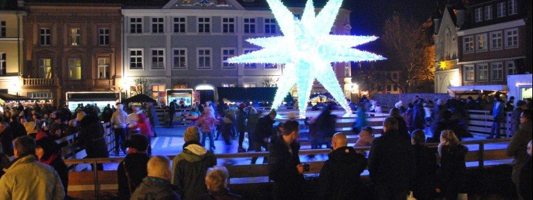 Auch eine Eislaufbahn gibt es am Weihnachtsmarkt.