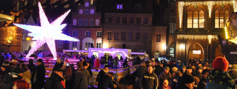 Der Weihnachtsmarkt hat auch in den Abendstunden noch geöffnet.