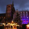 Das Wahrzeichen des Weihnachtsmarktes in Stralsund ist der geschmückte Tannenbaum.